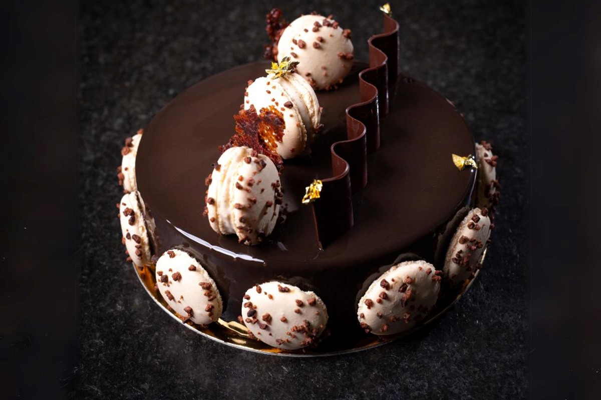 https://pastryartsmag.com/wp-content/uploads/2023/11/Treasure-Island-cake-from-Fleur-de-Cocoa-in-Los-Gatos-CA.jpg
